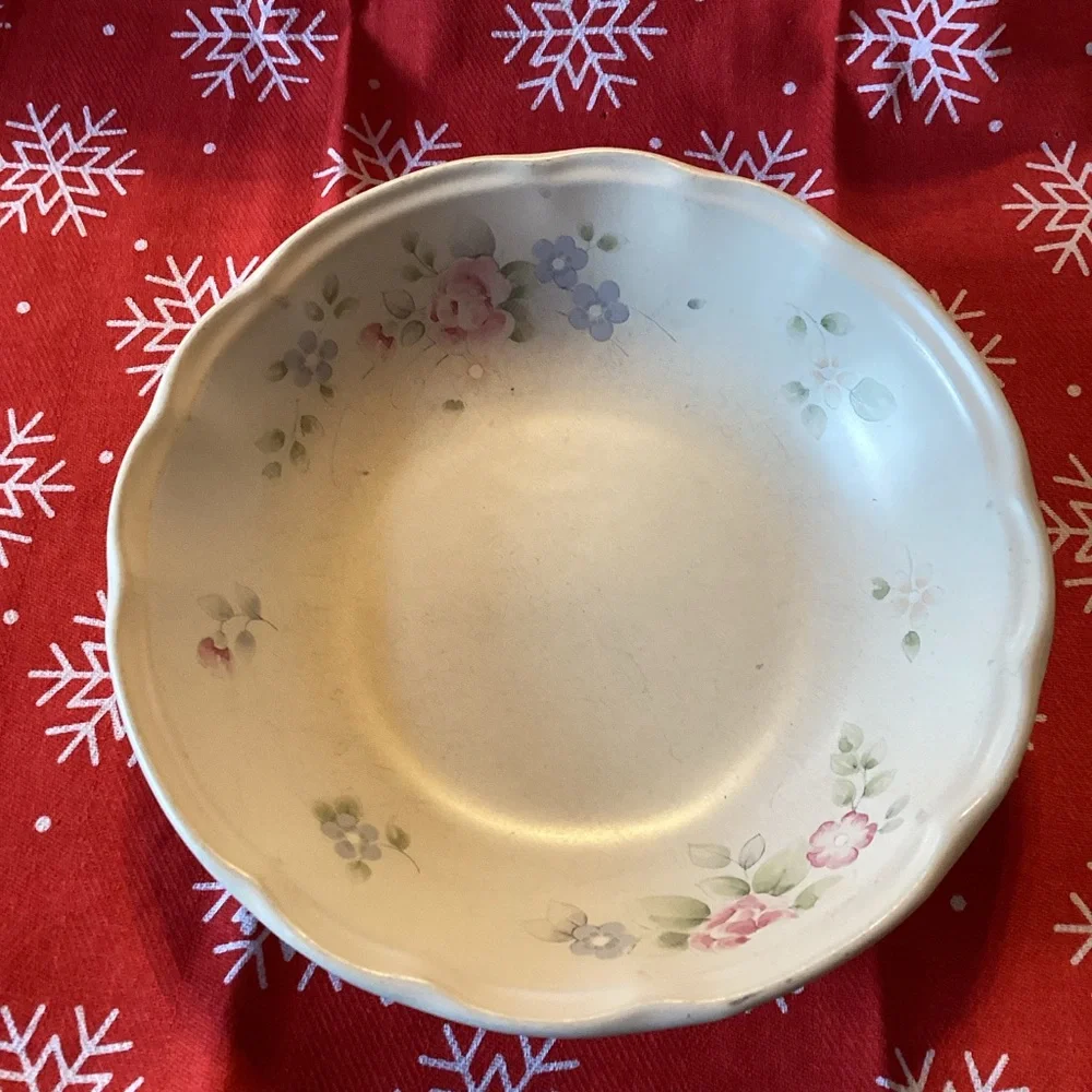 Pfaltzgraff Tea Rose Bowl - 7.75 inches across